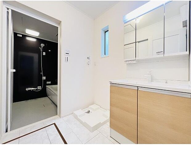 洗濯パン完備。万が一洗濯機から水があふれ出た場合でも、この洗濯パンが受け止め、階下への水漏れも防いでくれるので安心ですね。