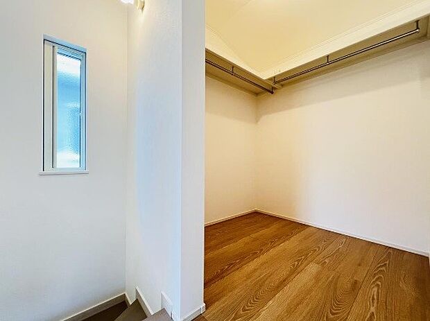 ウォークインクローゼットのメリットは、衣類の他、バッグやアクセサリーなど、身につけるものを一部屋に集めて管理できること。必要なときに見つけやすいですよ