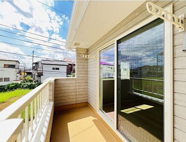 青い空が近くに感じるバルコニーは、爽やかな風をお部屋へ運んでくれます。