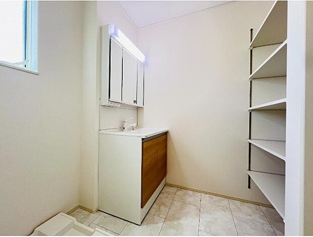 十分な大きさの洗面台は、身だしなみチェックや歯磨きなど、朝の慌ただしい時間でもホテルライクなスペースで余裕とゆとりを感じて頂けます。