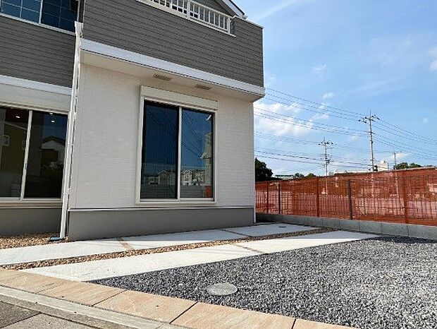 ゆったりとした駐車スペースを確保いたしましたので、大きめのお車でも駐車可能です。自転車やバイクなど、ゆとりのある敷地で置き場所に困ることはないでしょう。