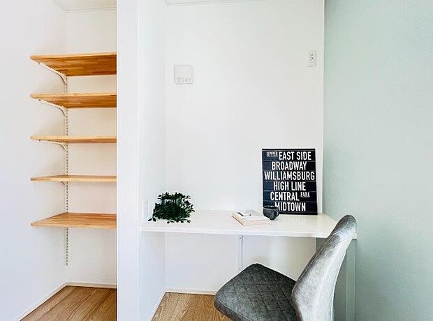 カウンターを設けたスペース。パソコンスペースやお子様の勉強スペースなど使い方は色々。。