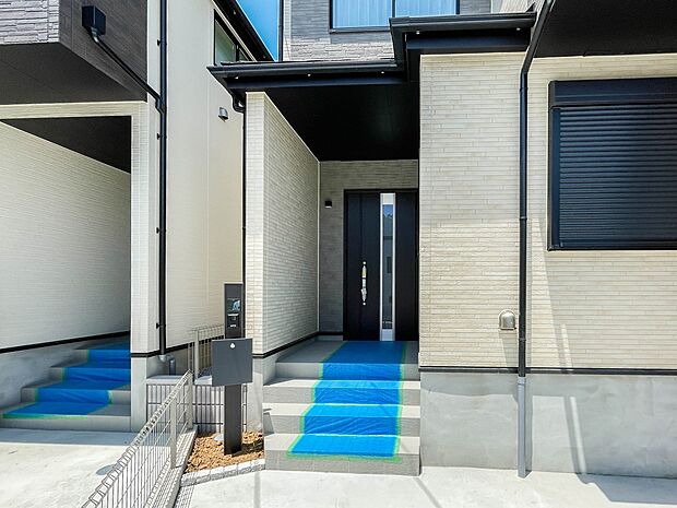 玄関の扉を開けるとそこは家族の待つお家。笑い声が聞こえてきそう。