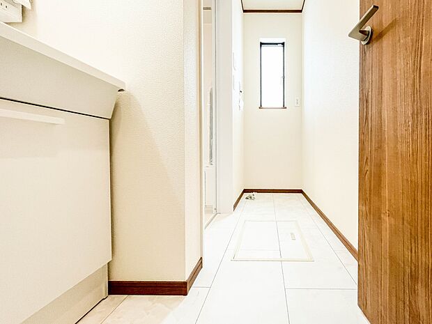 毎日使う洗濯機。しっかりと奥行きのある置き場が確保されています。