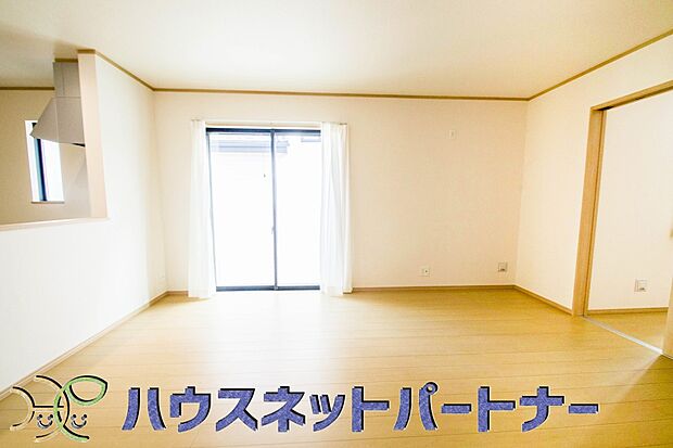 太陽の光が照らす明るいリビングは、開放感があり通風・採光に優れ、心地よい光と風が舞い込んできます。心休まるリビングは何よりも快適な時間を過ごせます。