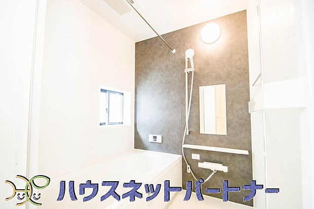 清潔を基調とした浴室は家族と一緒にお風呂に入れる広さです。楽しく癒しの一時を・・。