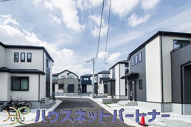 前面道路は6ｍあり広いので駐車も楽ちん。