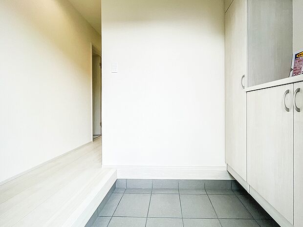 大型のシューズボックスには靴やブーツ、サンダルはもちろん、ハンカチや手袋、バック類などのお出かけ用品、印鑑や朱肉なども収納可能です。