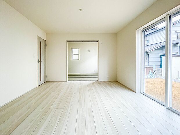 和室の引戸開放で21帖の広々空間に。畳の香りに包まれながら普段は子供の遊び場やご両親様のお部屋として、急な来客の場合は襖を締め切り客間としても利用可能。