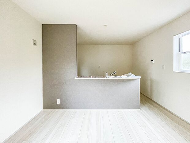 忙しい朝でも家族揃って食事をして頂ける、ゆとりある大きさのダイニングスペース。奥様の手料理をカウンター越しに受けとって頂き、テーブルで囲む素敵な時間を存分にお愉しみ下さい。