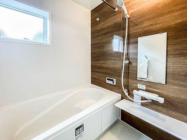 高級感漂う清潔感のある浴室は、窓からは光が入り心地よいバスタイムを演出してくれます。浴室乾燥機付きなので長雨の時期には大助かり。