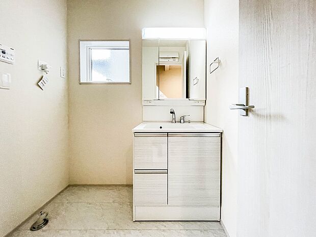 大きく見やすい三面鏡で清潔感ある洗面台は、身だしなみチェックや肌のお手入れに最適です。何かと物が増える場所だからこそ、スッキリと見映えの良い空間に拵えました。