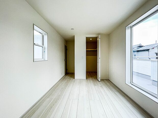 独立性を高めたお部屋。たっぷりの収納も配備しており、片付いた空間を現実出来そう。陽光も降り注ぐ明るく開放的な空間が魅力的。