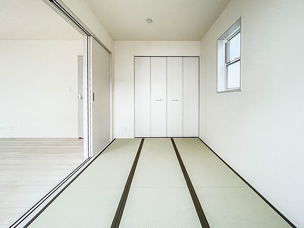 リビングの続き間としても利用できる5帖の和室。畳の香りに包まれながら普段は子供の遊び場やご両親様のお部屋として、急な来客の場合は襖を締め切り客間としても利用可能。