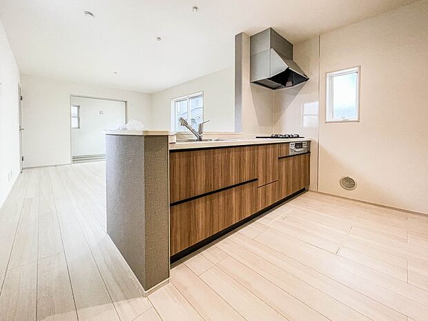 明るい自然光が入る作業スペースを多くとったキッチン採用。夫婦揃ってキッチンに立っても調理がしやすく、家事をしながら会話も弾みます。食器類もすっきりと片付く収納力。