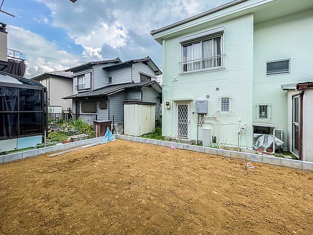 休日に家族や友人と庭先でバーベQが楽しめる広いお庭。夏にはお子様とビニールプールを広げて楽しんだり、家庭菜園などご家族が楽しめますね。