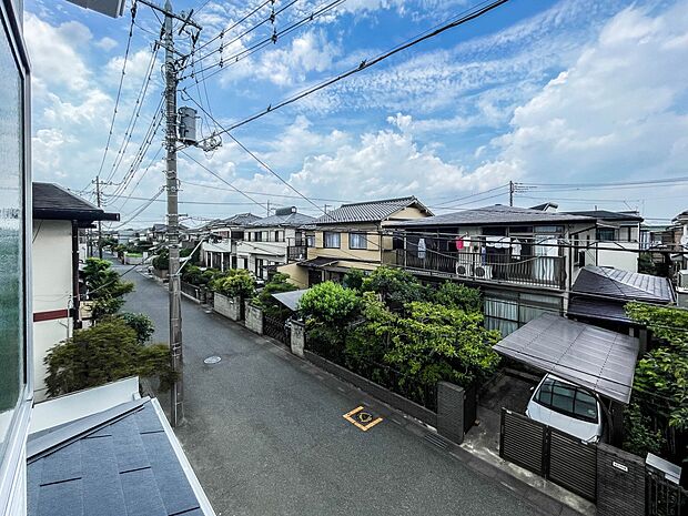 季節感を演出する多彩な樹木と豊かな彩りが重なり、四季折々の変化を楽しめる心地よい場所となることでしょう。時間の経過と共に味わいが出る素敵な空間へ。 