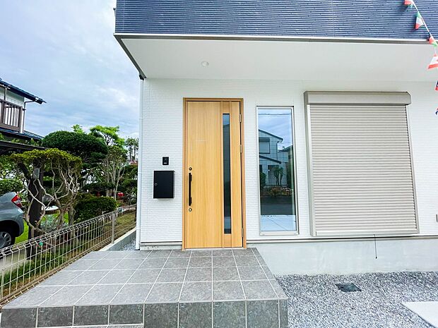 上質感漂う玄関へのアプローチ。居住者の帰り、訪れる方を優しく迎える・安らぎに満ちた生活空間を予感させる。健やかな暮らしを楽しめそう。