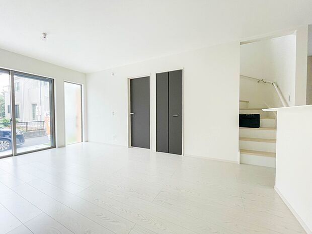 インテリアショップで見掛けた「あの家具」も置ける、ゆったりとした空間。時に広さが上質な寛ぎの時間になる事も。