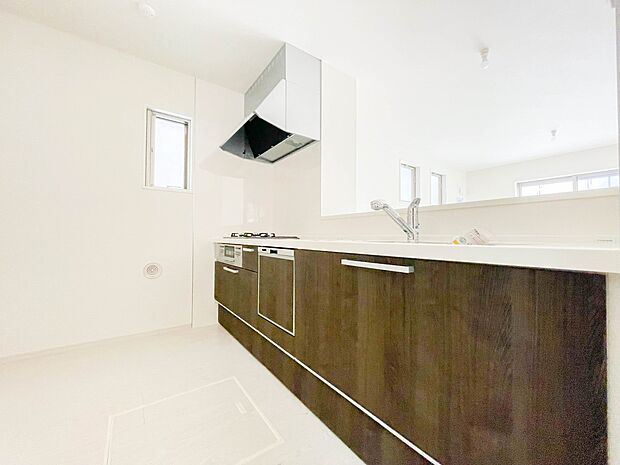 カウンターキッチンは広くて収納力もあるので、快適に料理をすることができます。食器や炊事用具を手の届くところに配置しやすいため調理もスピーディーです。