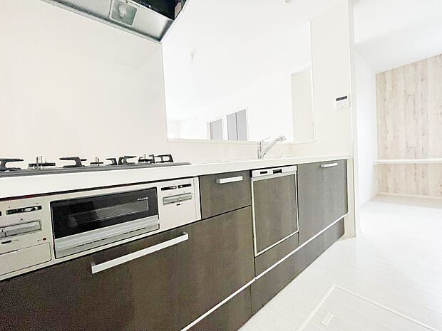 木目調のキッチンは落ち着いた雰囲気で収納もたくさん。嬉しい食洗器付です。汚れも目立ちません。