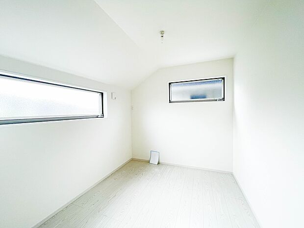 明るい窓のあるお部屋は子供部屋にぴったり。可愛い家具で素敵なお部屋に。