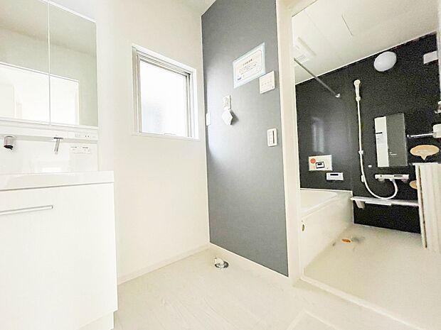 十分な大きさの洗面台は、身だしなみチェックや歯磨きなど、朝の慌ただしい時間でもホテルライクなスペースで余裕とゆとりを感じて頂けます。