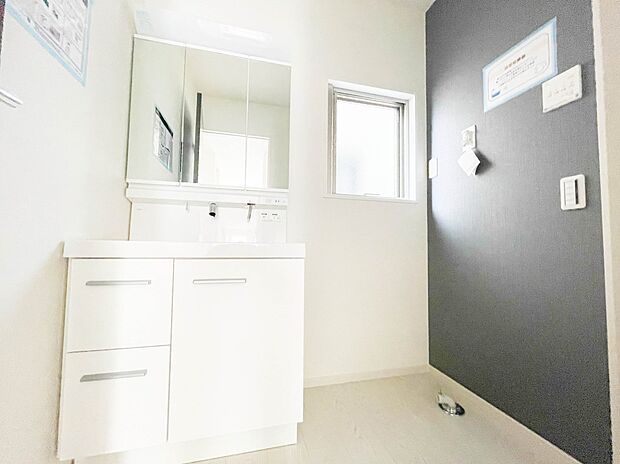 家の中でも特にプライベートスペースとなる洗面所は、洗濯場所と浴室を同じ空間でまとめております。小窓を設置しておりますので、熱気などが籠りやすい空間でちょっとした空気の入れ替えを。