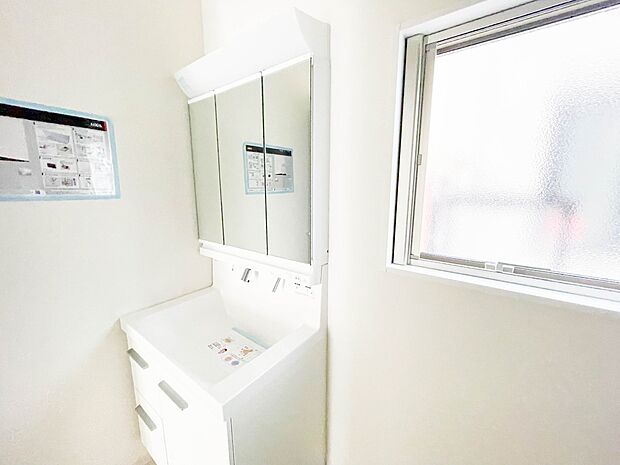 大きく見やすい三面鏡で清潔感ある洗面台は、身だしなみチェックや肌のお手入れに最適です。何かと物が増える場所だからこそ、スッキリと見映えの良い空間に拵えました。