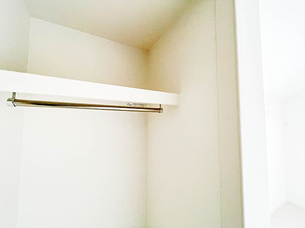 多くの人がお困りの住まいの収納。壁面クローゼットがあればタンスを置く必要がなく、出っ張りのないスッキリ空間を維持できます。限られたスペースを有効に活用できそう。