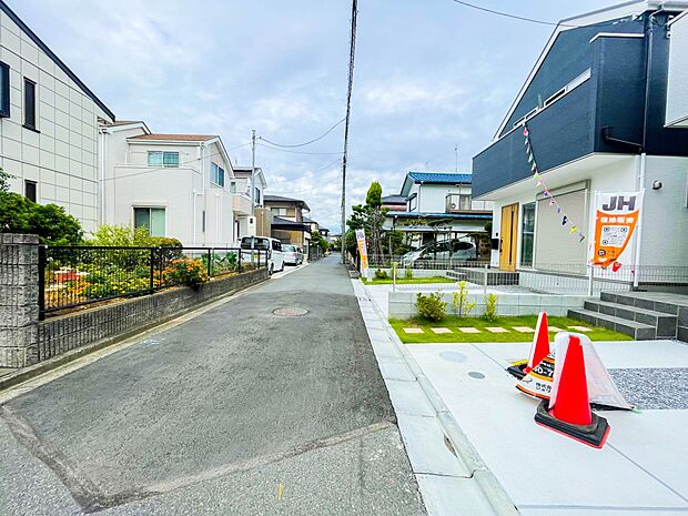 前面道路でお車を駐車するのも楽々。