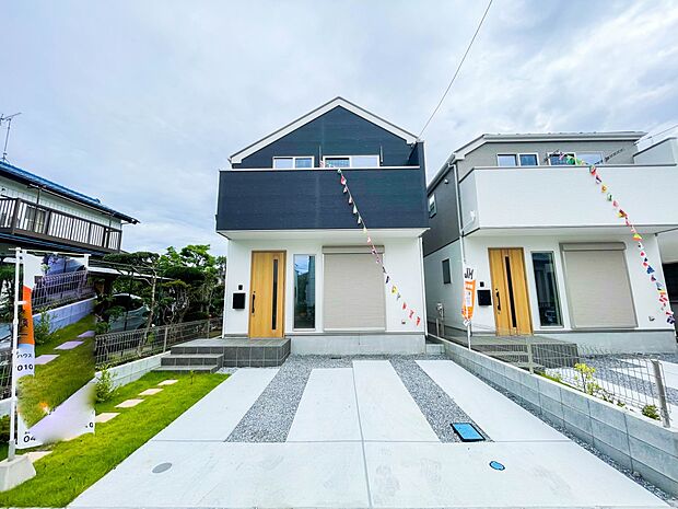 街に溶け合う美しい景観と、採光や風通しを考えて設計された間取り。近隣の視線を考え調整した窓位置など、外観だけでなく、住まうご家族の心地よさを最優先しました。