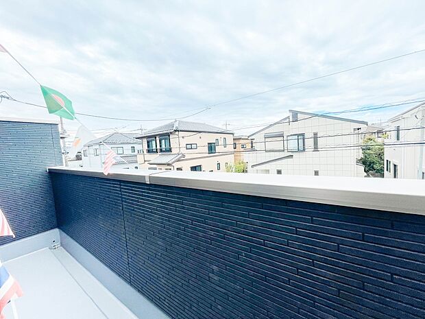 南バルコニーから差し込む陽光・通風は、住環境・快適性と共に有り続ける貴重な「財産」です。この新築戸建に住まう事で手に入れるものは、きっと日常にとっても貴重な存在となるはずです。