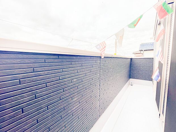 洗濯物を干したり、布団を干したり、ゴミを一時保管したり…　