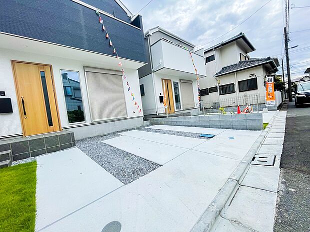 駐車場がある戸建を持つ最大のメリットは、駐車場代金を支払い続ける必要がないことです。賃貸住宅に住んでいる方が、戸建の購入を考えるきっかけに挙げることが多いようです。