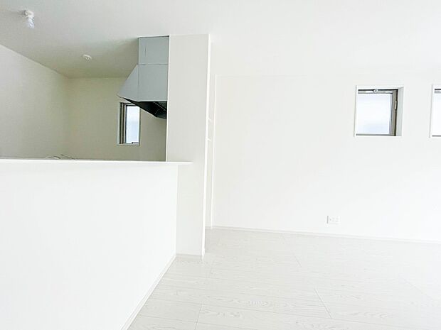 忙しい朝でも家族揃って食事をして頂ける、ゆとりある大きさのダイニングスペース。奥様の手料理をカウンター越しに受けとって頂き、テーブルで囲む素敵な時間を存分にお愉しみ下さい。