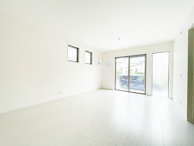 通風・採光に優れ、心地よい光と風が溢れています。 贅沢で豊かな居住性と、プライドを満たすクオリティが見事に調和した住空間。新築ならではの快適なひとときをご体感頂ける筈です。