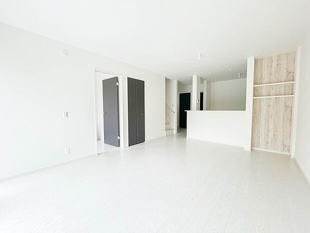 通風・採光に優れ、心地よい光と風が溢れています。 贅沢で豊かな居住性と、プライドを満たすクオリティが見事に調和した住空間。新築ならではの快適なひとときをご体感頂ける筈です。