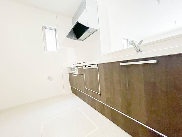 木目調のキッチンは落ち着いた雰囲気で収納もたくさん。嬉しい食洗器付です。汚れも目立ちません。