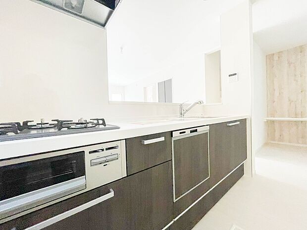 家族の様子を見ながらキッチンでお料理。一日の出来事を会話しながらの家事は嬉しいコミュニケーション。