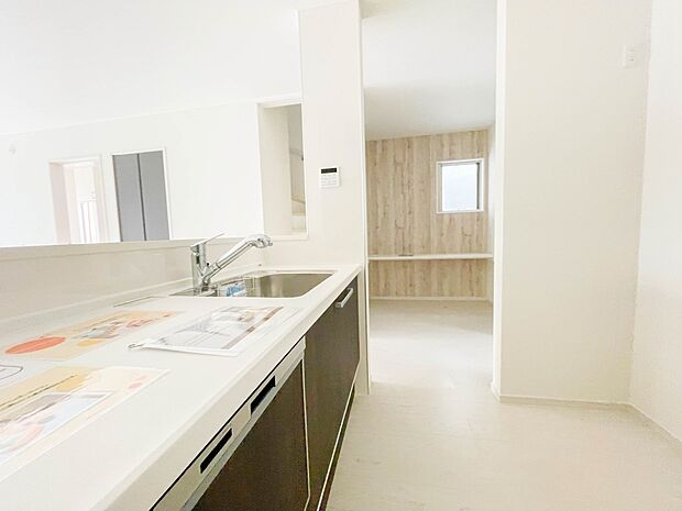 明るい自然光が入る作業スペースを多くとったキッチン採用。夫婦揃ってキッチンに立っても調理がしやすく、家事をしながら会話も弾みます。食器類もすっきりと片付く収納力。