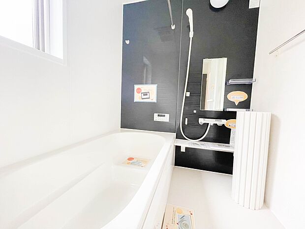 高級感溢れるカラーと大きさ・柔らかな曲線で構成された半身浴も楽しめるバスタブが心地よさをもたらします。窓もあるので換気もしっかりできますね。