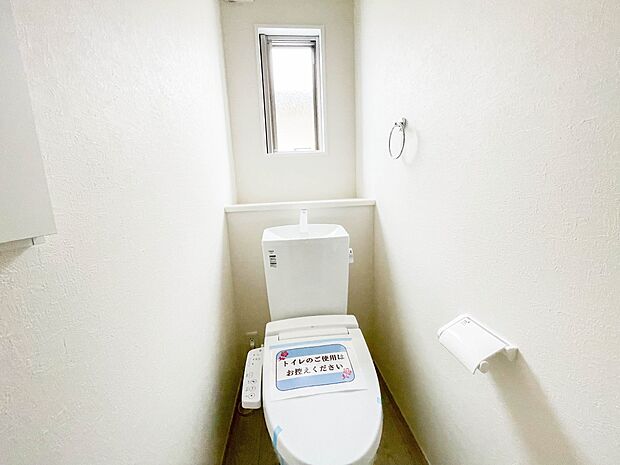 小窓を設置する事により明るく、通気性の良いトイレとなっております。中はゆとりのある大きさを確保しておりますので、ゆったりとお使い頂けます。