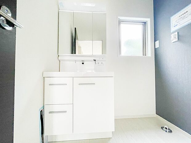 家の中でも特にプライベートスペースとなる洗面所は、洗濯場所と浴室を同じ空間でまとめております。小窓を設置しておりますので、熱気などが籠りやすい空間でちょっとした空気の入れ替えを。