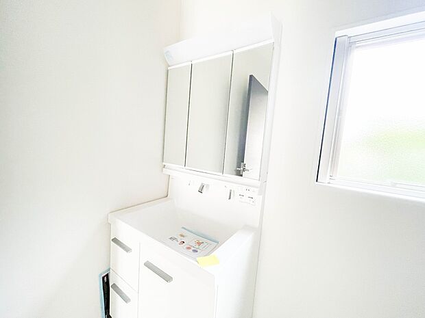 ミラーを手前に引けば、楽な姿勢で髭剃りやメイクができます。合わせ鏡にすればヘアスタイルのチェックもラクラク。洗面化粧台のミラー裏にはたっぷり入る収納スペースを設けています。　