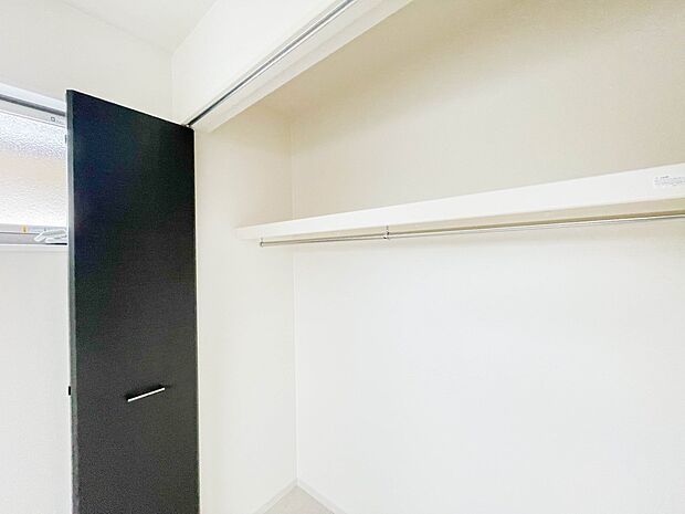 多くの人がお困りの住まいの収納。壁面クローゼットがあればタンスを置く必要がなく、出っ張りのないスッキリ空間を維持できます。限られたスペースを有効に活用できそう。