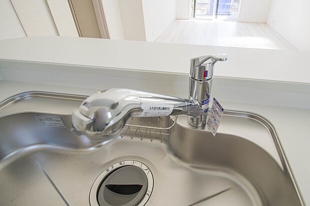 同仕様：【一体型浄水器】一つの蛇口で「原水（水道水）」「シャワー」「浄水」を切り替えられる、浄水器を内蔵した混合水栓です。浄水は、水栓本体の首部分に付属のカートリッジをセットして使用します。