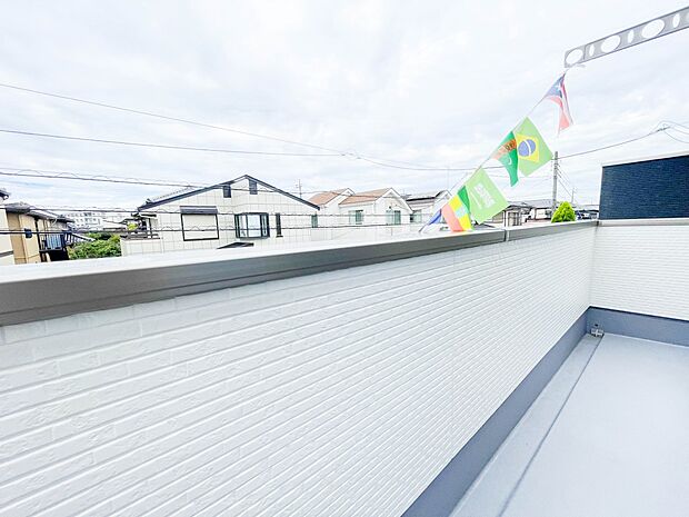 朝の澄んだ空気や、夕方に吹く清々しい風を五感で感じられるバルコニー。住まいの中で唯一屋外にあって、本当の自然を感じられるスペースです。