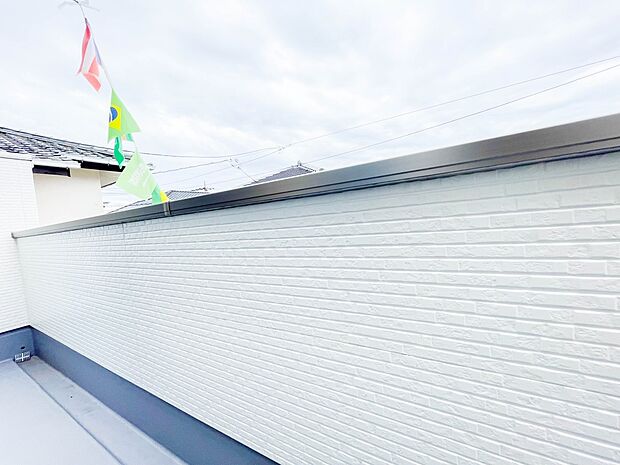 陽当たりの良いバルコニーは清清しい風を室内に送り込んでくれます。快適な生活を楽しめます。