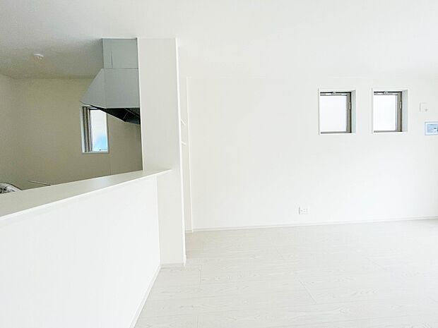 キッチン吊戸棚を無くす事によって、コミュニケーションを重視した設計に致しました。区画によって変わる一体感を、実際にご覧になって頂けましたらと思います。 